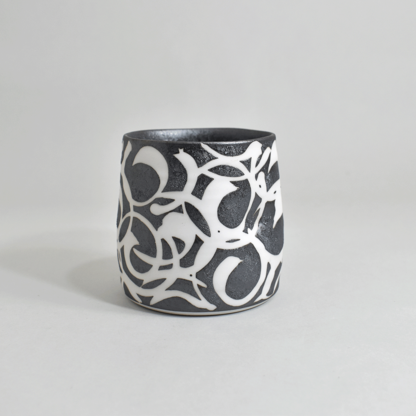 Colored Glazed Scroll Pattern Free Cup Black
