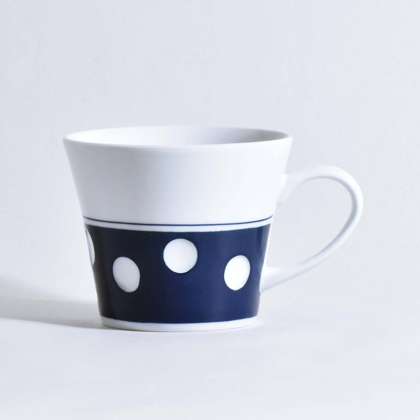 Polka dot D-shaped mug