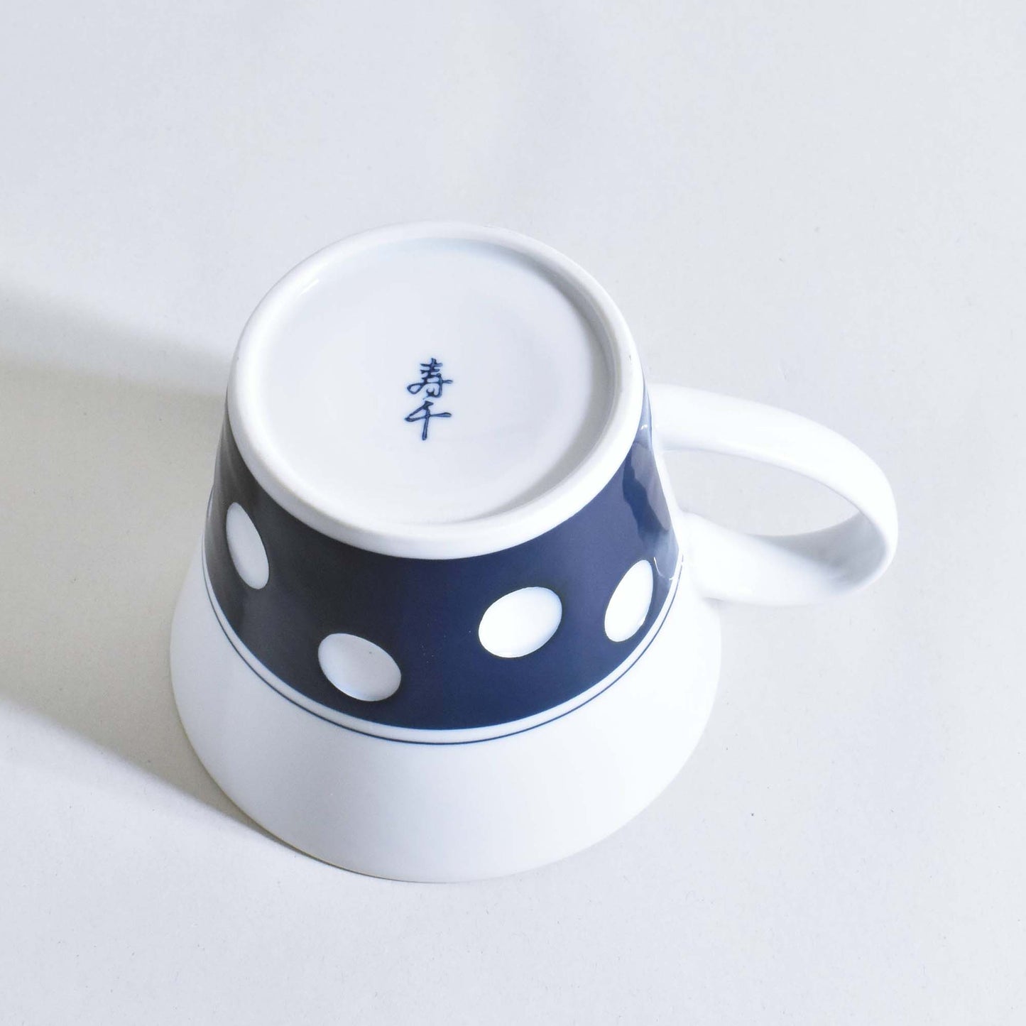 Polka dot D-shaped mug