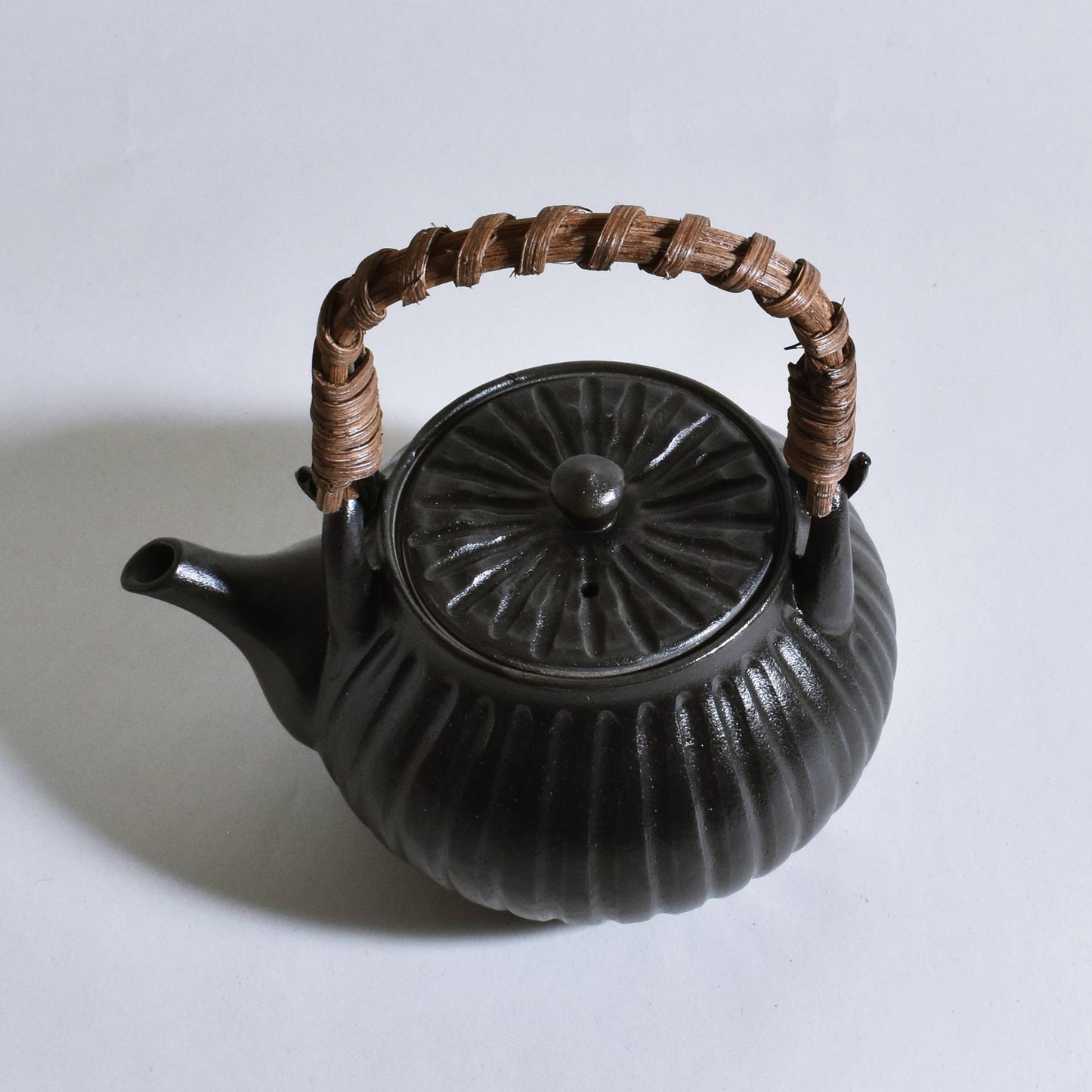 Genho Medium Earthenware Pot with Mesh