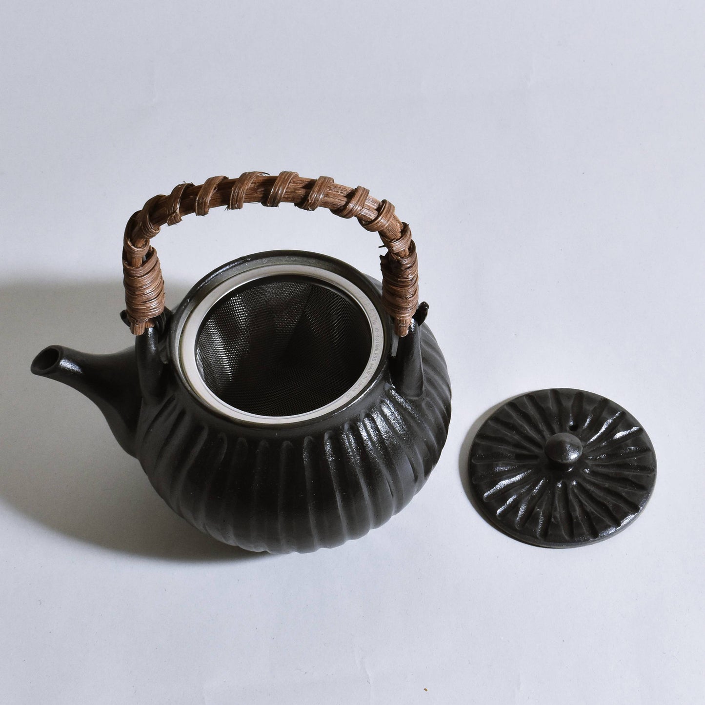 Genho Medium Earthenware Pot with Mesh