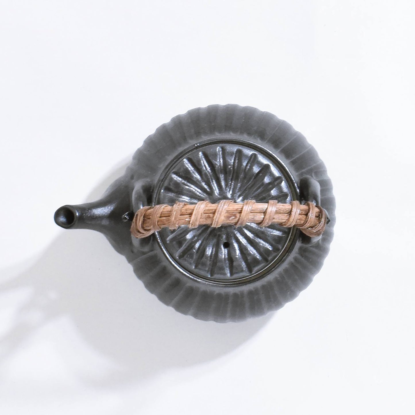 Genho Medium Earthenware Pot with Mesh