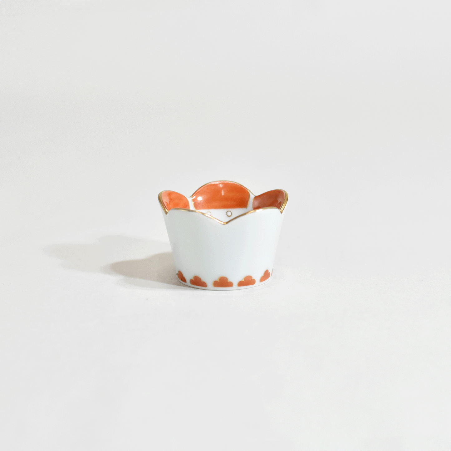 Plum-shaped small dish