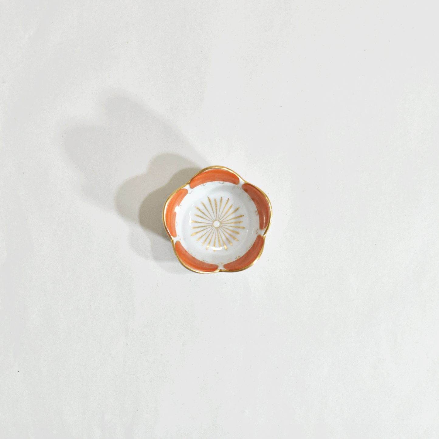 Plum-shaped small dish