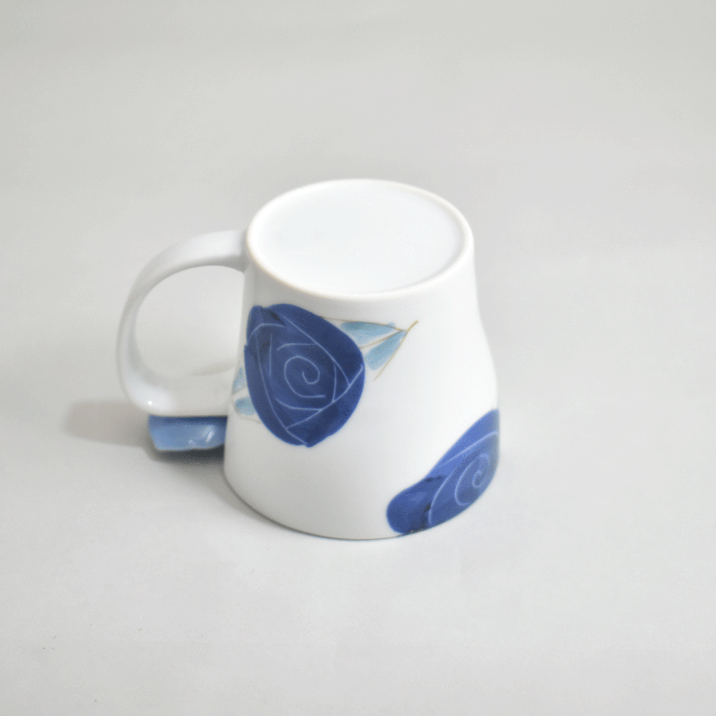 Blue and white rose mug