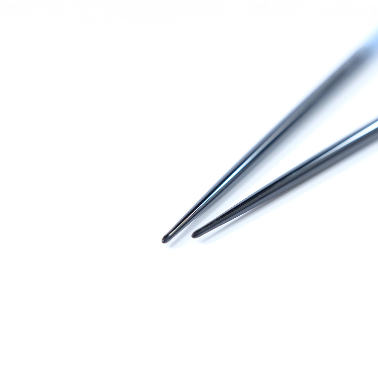 Robust round chopsticks with lacquer finish