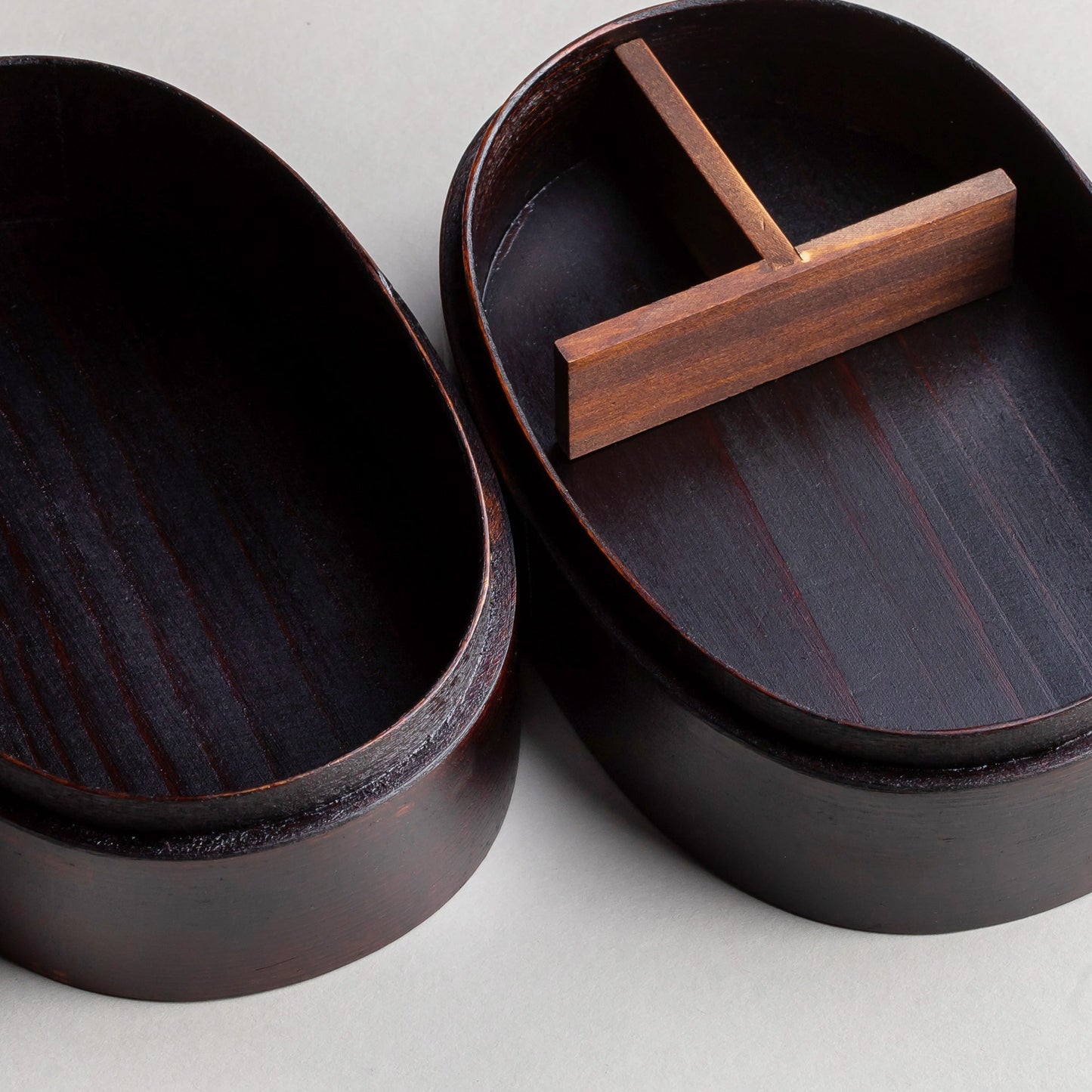 Cedar oval two-tiered lunch box with lacquer