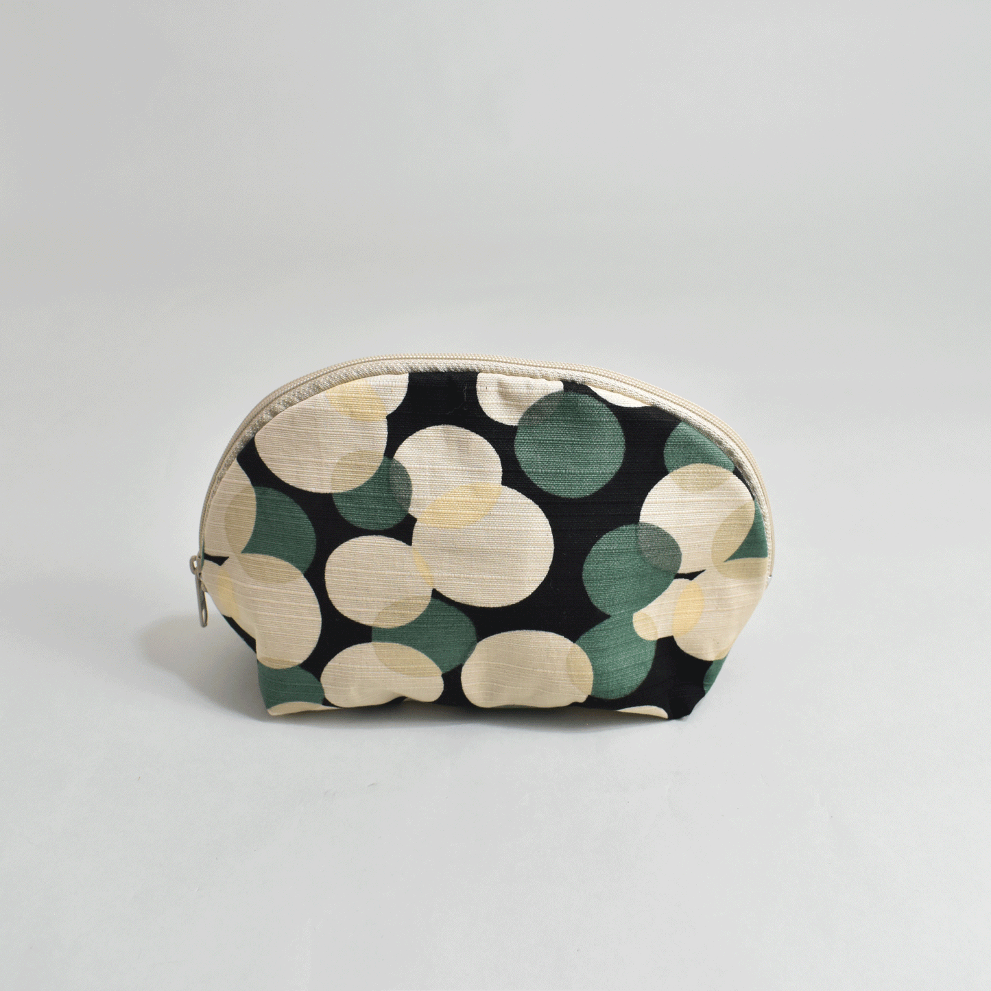Shell-shaped pouch