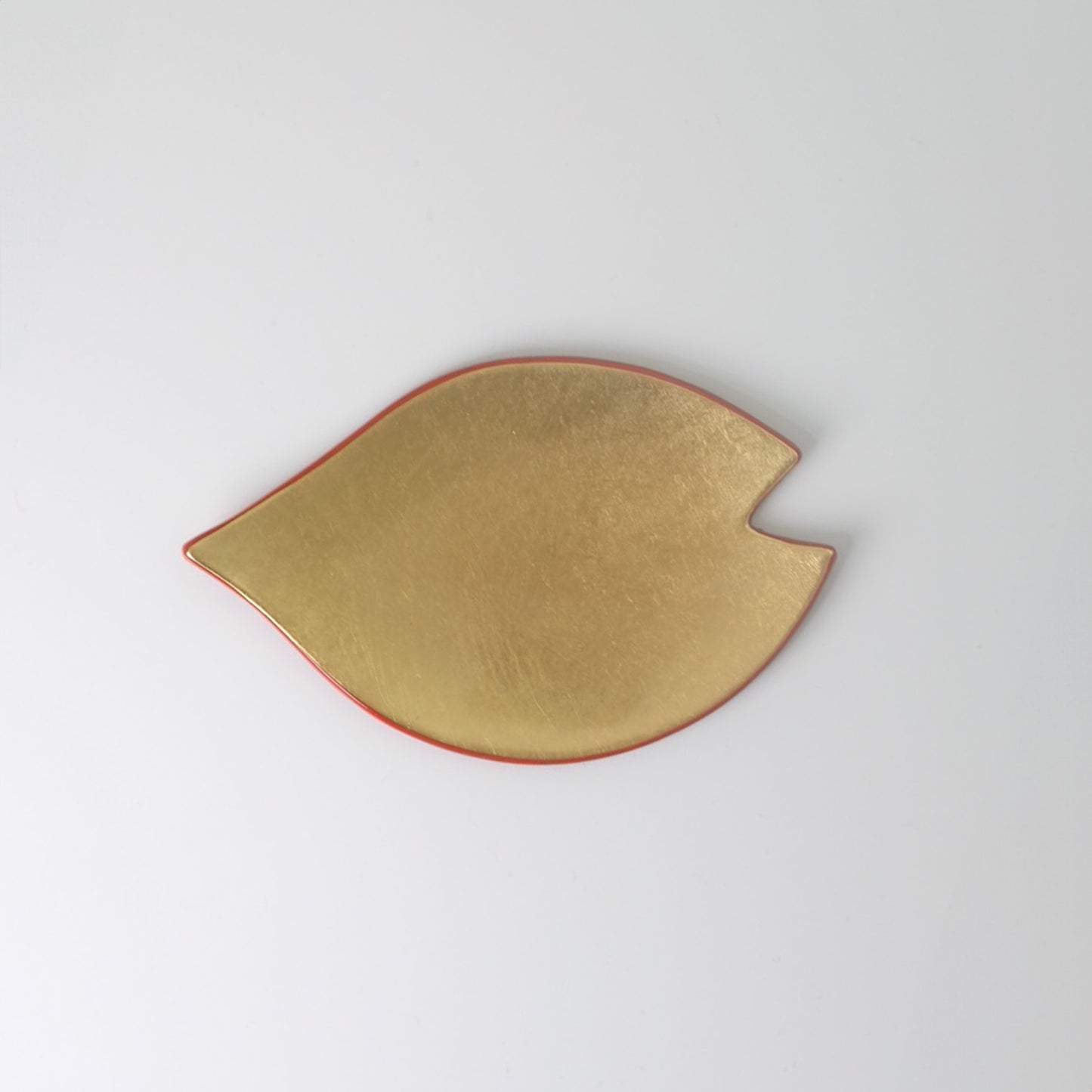 Petal-shaped individual plates with gold leaf inside