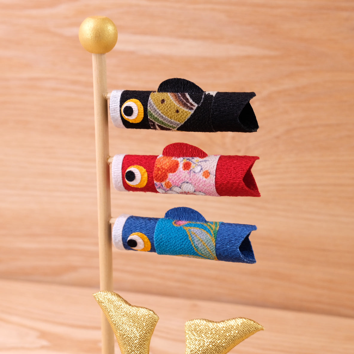 White wood stand Helmet and carp streamers
