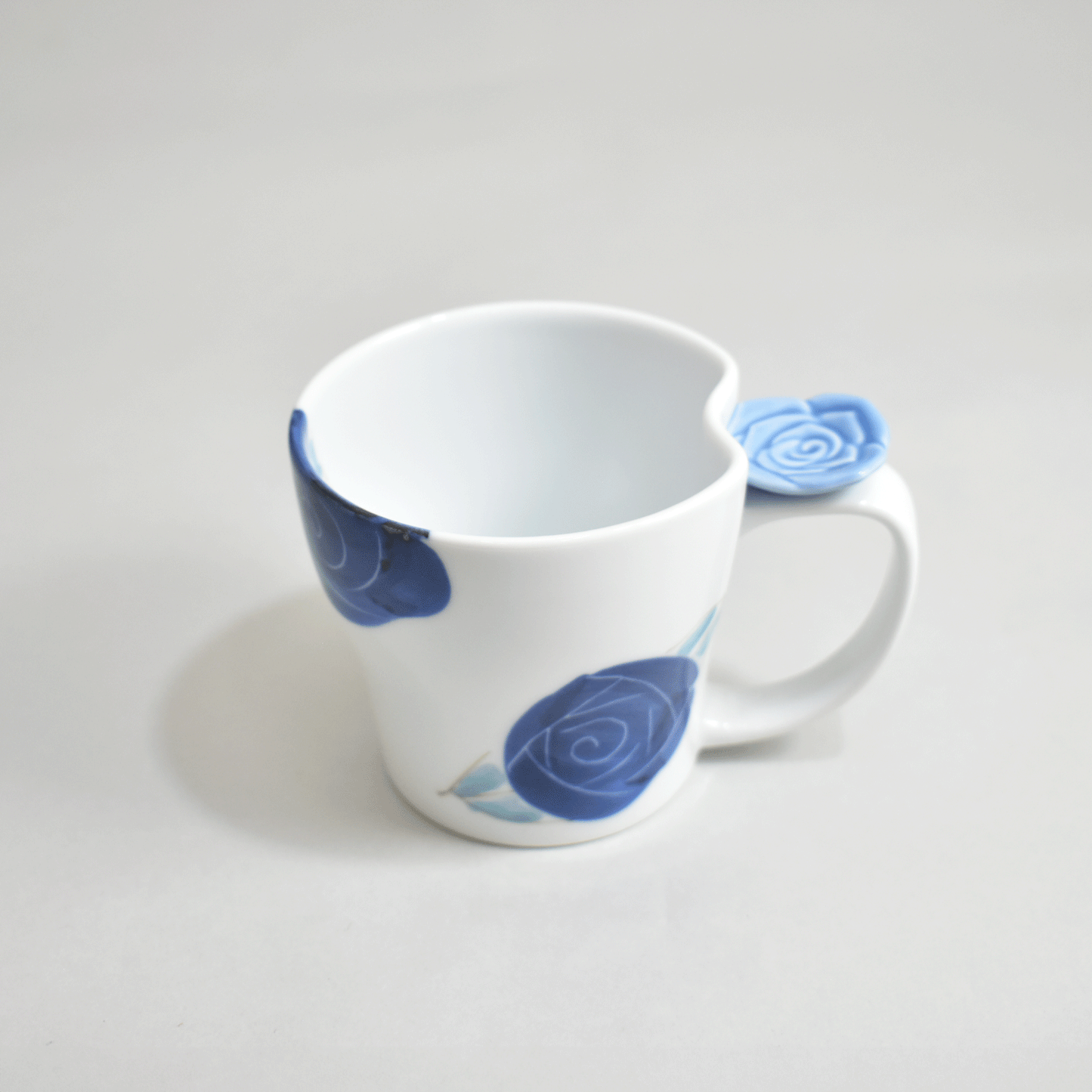 Blue and white rose mug