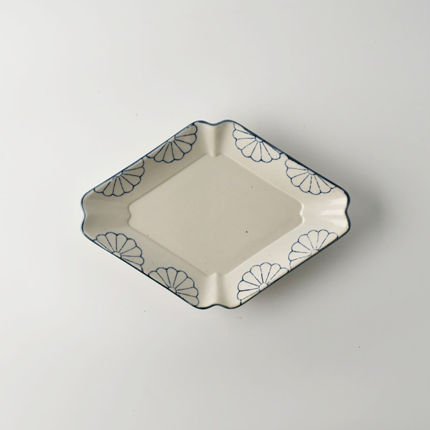 Cornered diamond shaped plate with lines
