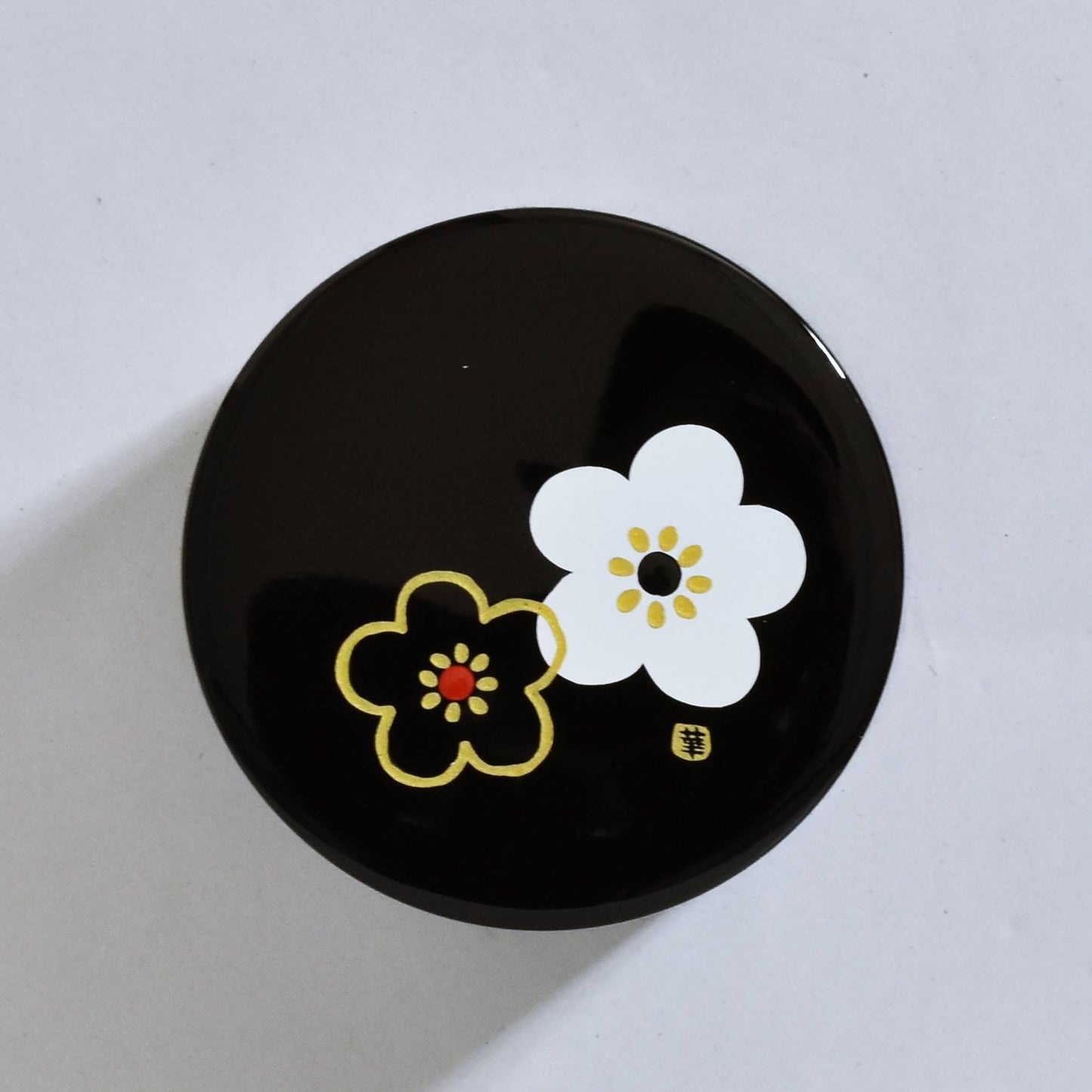 Tea canister with black flower pattern and plum blossom