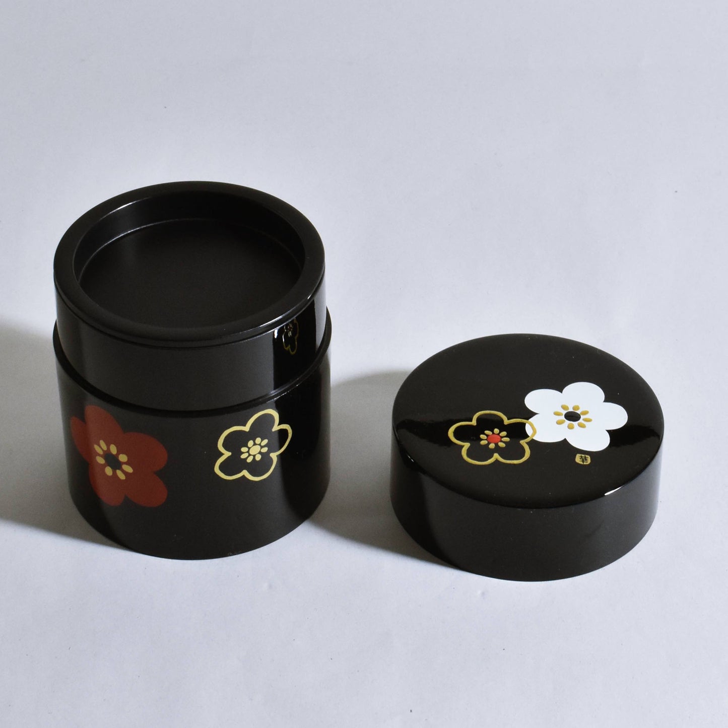 Tea canister with black flower pattern and plum blossom