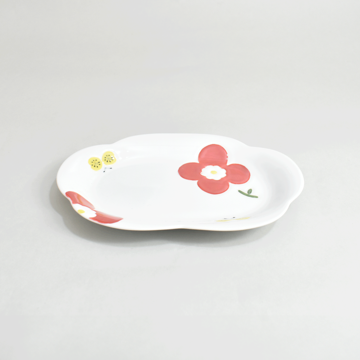 Flower-shaped plate