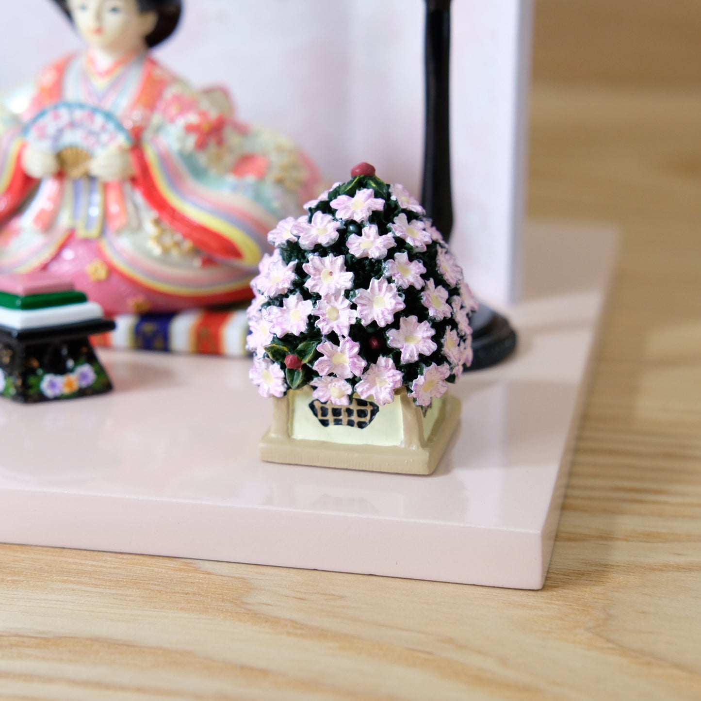 Hime no HARUKA Japanese paper folding screen with tools, peach