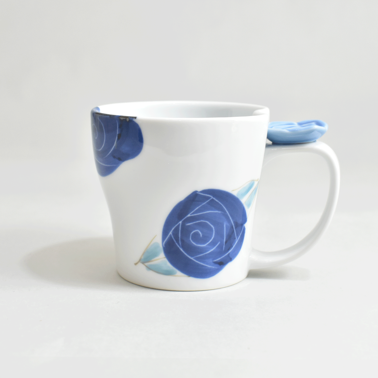 Blue and white rose mug