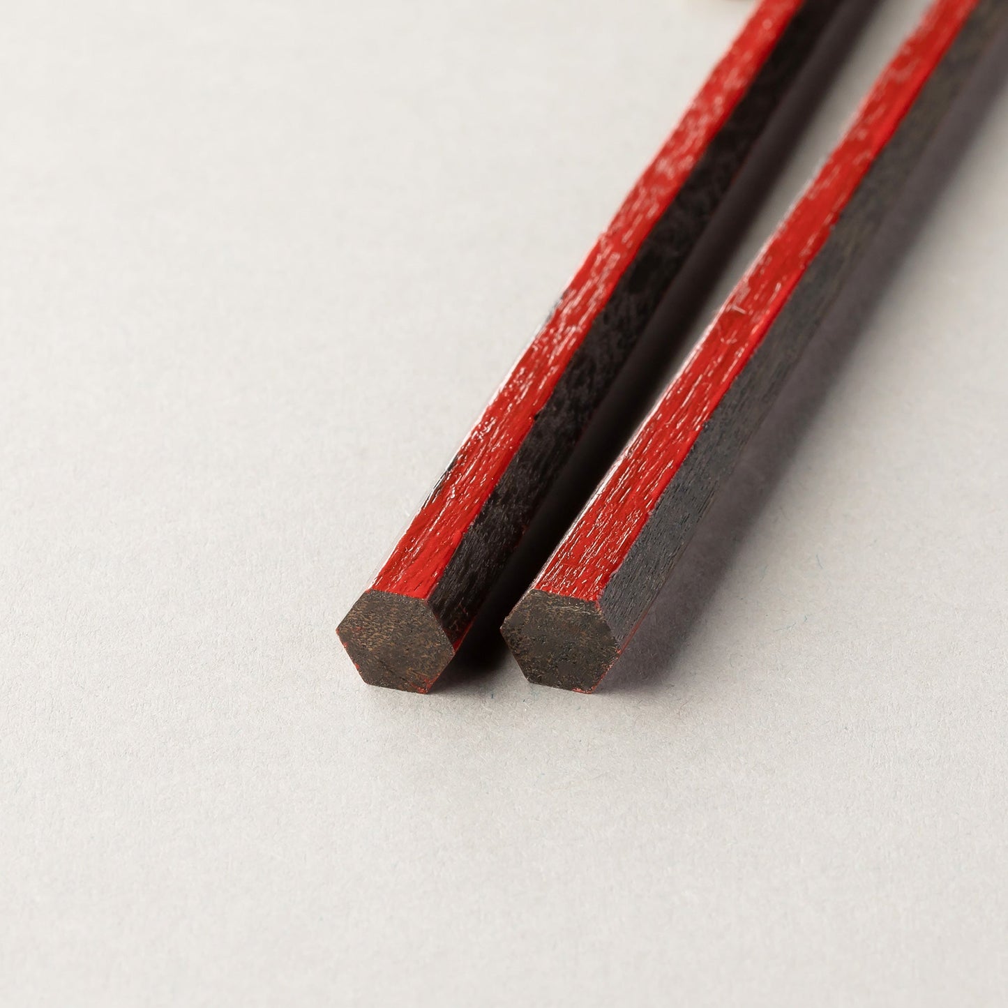 Hexagonal lacquer surface breakage