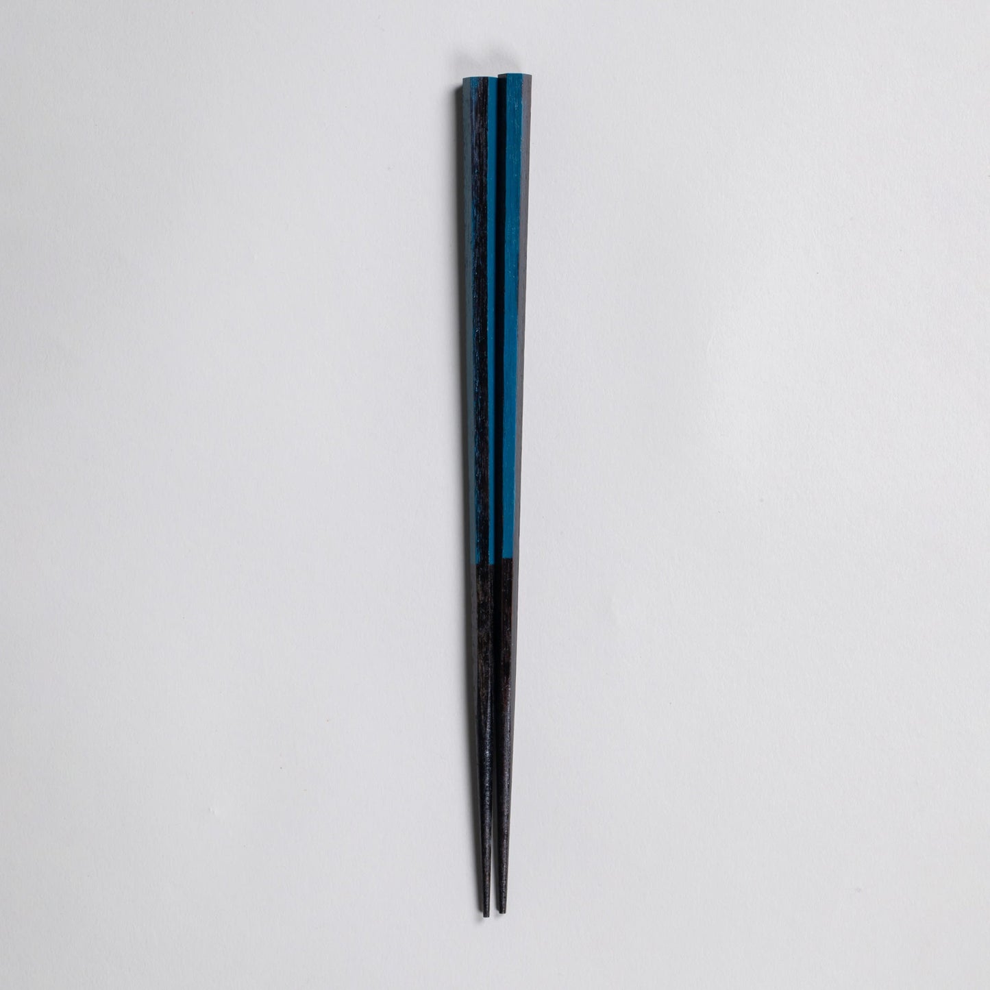 Hexagonal lacquer surface breakage