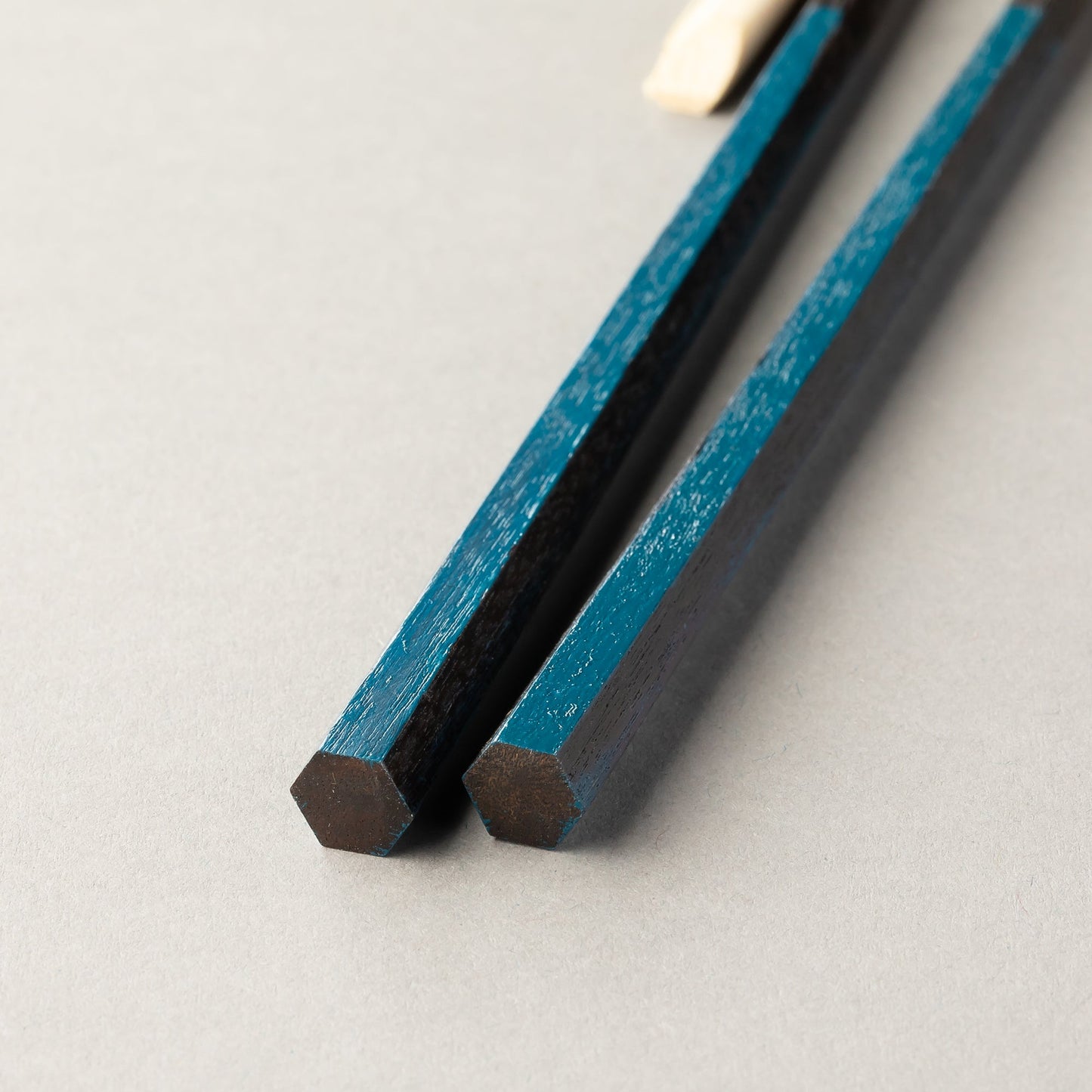 Hexagonal lacquer surface breakage