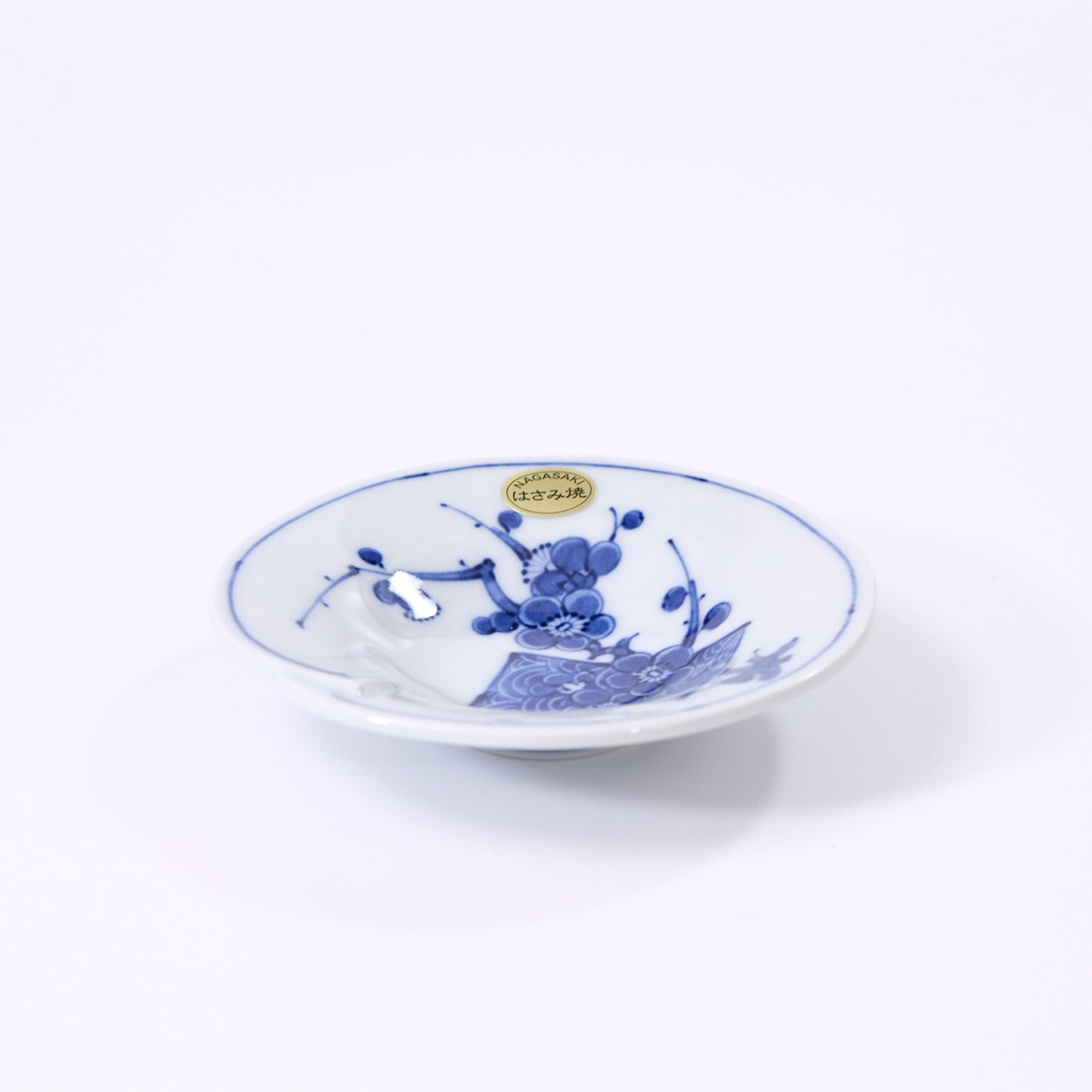 Small plate with a design of plum blossoms and waves