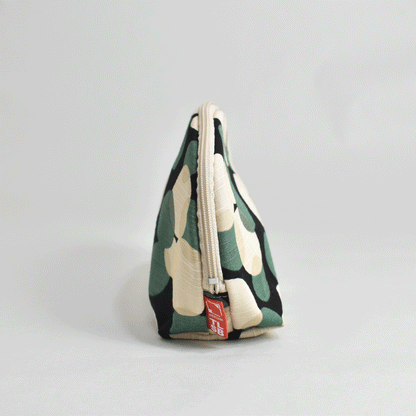 Shell-shaped pouch