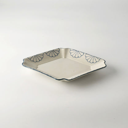 Cornered diamond shaped plate with lines