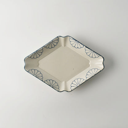 Cornered diamond shaped plate with lines