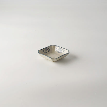 Diamond-shaped small plate with lines