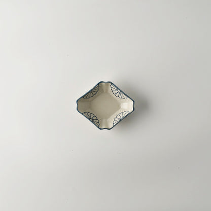 Diamond-shaped small plate with lines