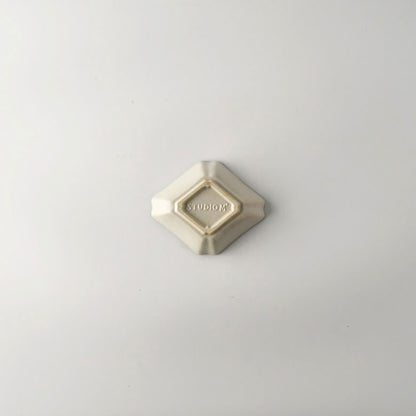 Diamond-shaped small plate with lines