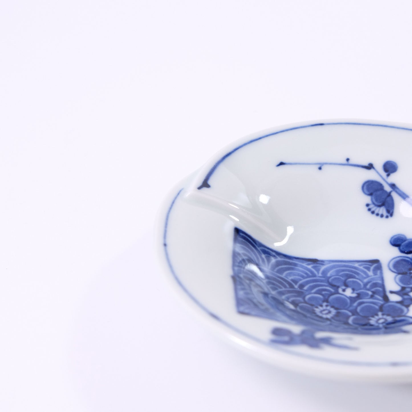 Small plate with a design of plum blossoms and waves