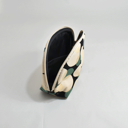 Shell-shaped pouch